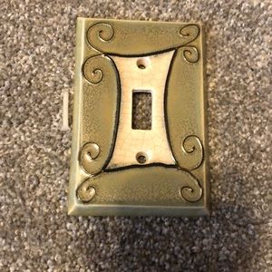 Single toggle switch plate